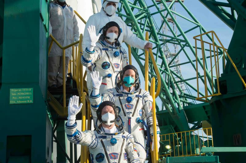 Los miembros de la tripulación de la Estación Espacial Internacional (EEI) abordan la nave espacial Soyuz MS-17