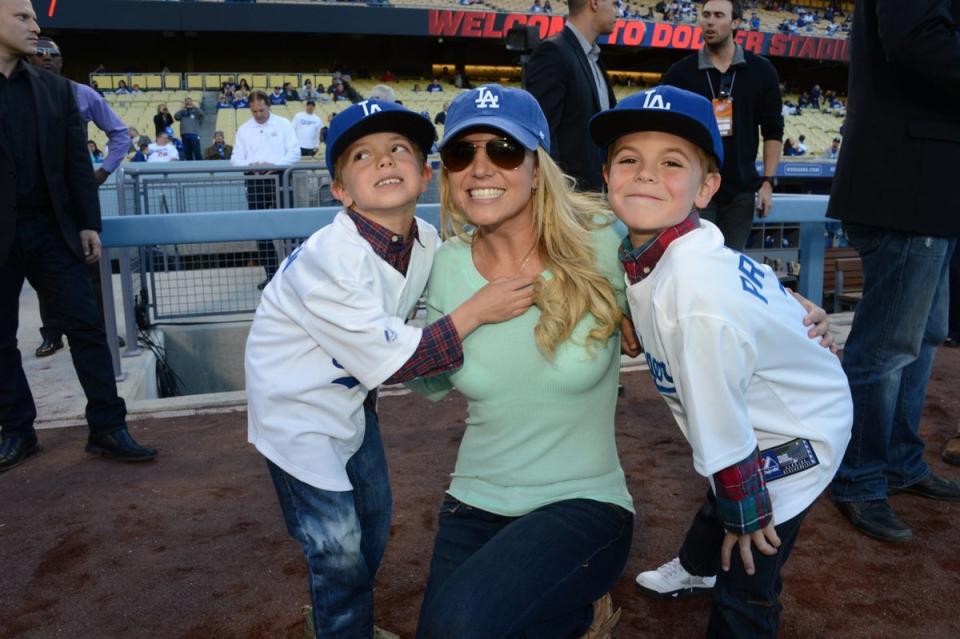Britney Spears posa con sus hijos, Jayden James y Preston, en el estadio Dodger en 2013 (Getty Images)