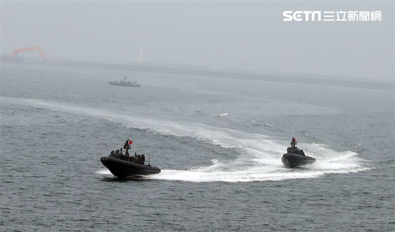 陸戰特勤隊搭乘快艇實施海上突擊。（記者邱榮吉/攝影）