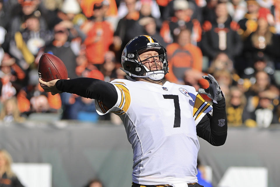 Pittsburgh Steelers quarterback Ben Roethlisberger (7) passes against the Cincinnati Bengals during the first half of an NFL football game, Sunday, Nov. 28, 2021, in Cincinnati. (AP Photo/Aaron Doster)