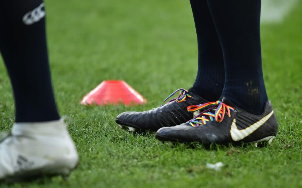England's flanker Chris Robshaw wears rainbow shoe-laces at the autumn international rugby union test match between England and Samoa at Twickenham stadium - AFp
