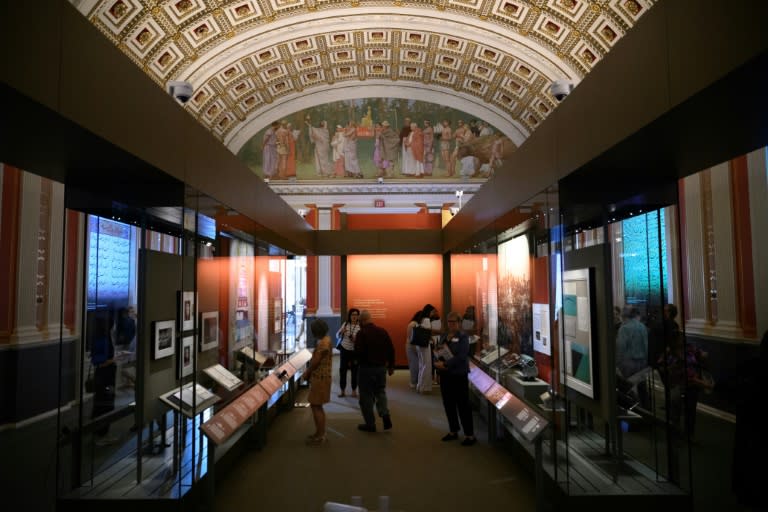 L'exposition "Collecter les souvenirs", dans une salle de la Bibliothèque du Congrès, à Washington, le 10 juin 2024 (Drew ANGERER)