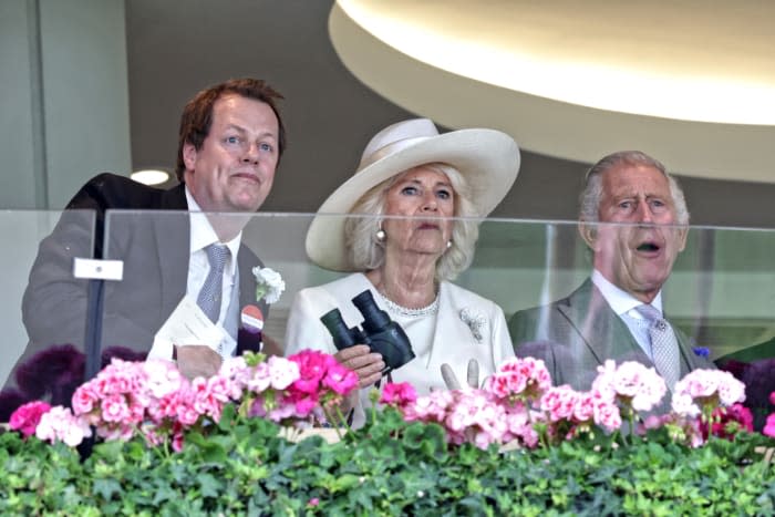 Carlos y Camilla con Tom Parker Bowles, hijo de la Reina