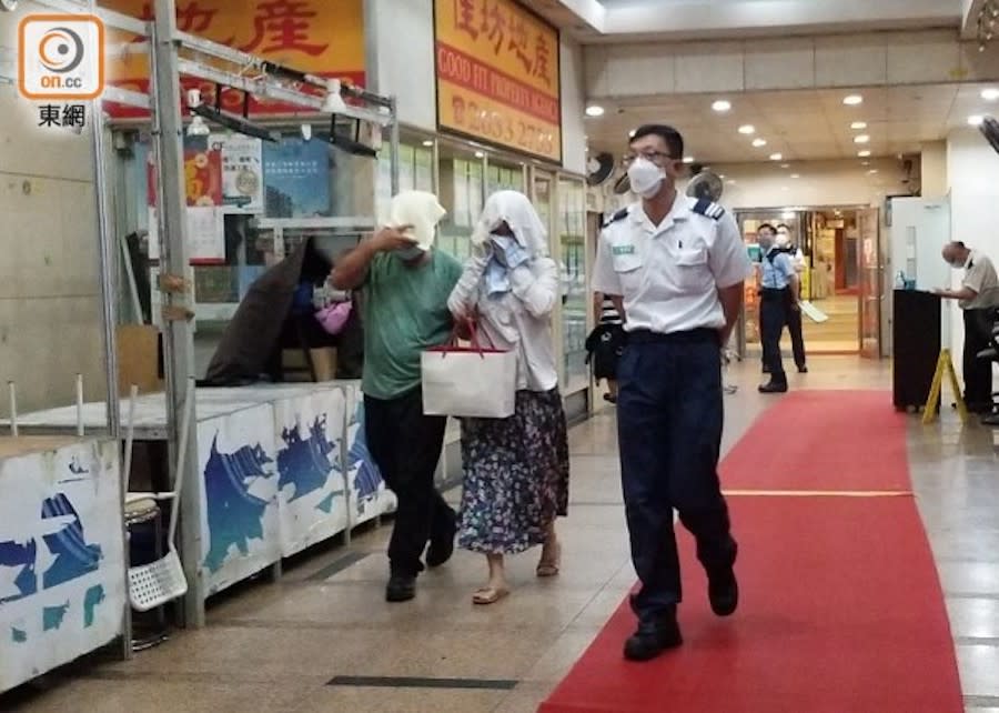 The victim of the robbery was sent to the hospital accompanied by her husband.  (Photo by Wen Jianxiong)
