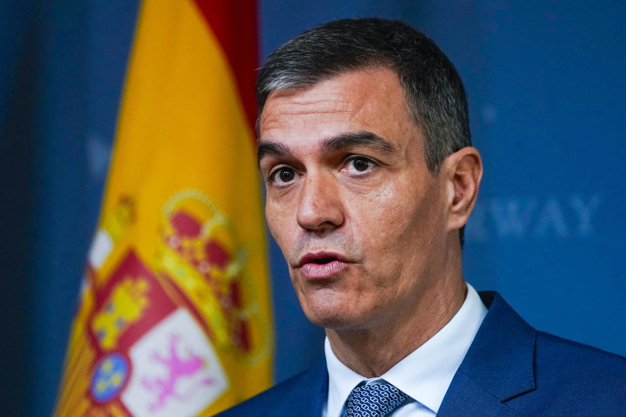 Si aucun horaire n’a été précisé à ce stade, le Premier ministre espagnol a annoncé qu’il s’exprimerait ce lundi 29 avril sur son avenir à la tête de l’État. 