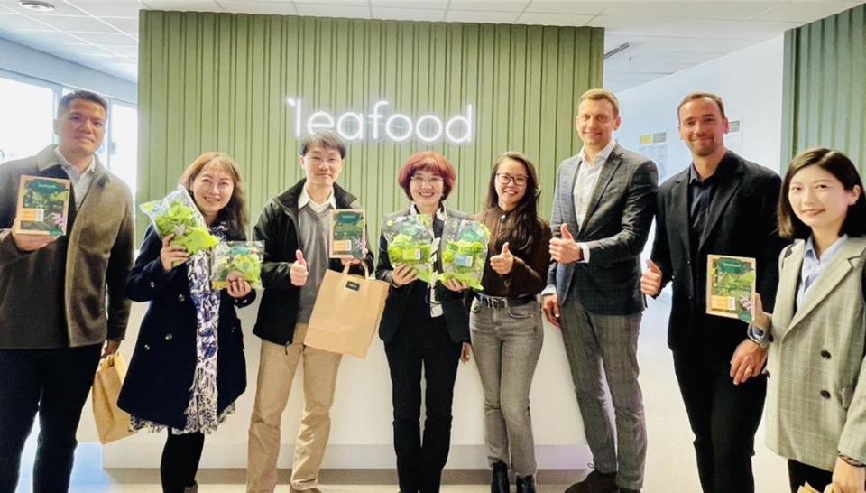 農業部訪團參訪立陶宛農企業Leafood，了解台灣垂直農場技術導入當地的現況。圖／農業部提供