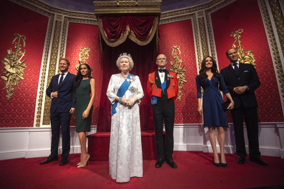 Auch im Wachsfiguren Kabinett Madame Tussauds treten Prinz Harry und Meghan aus der ersten Reihe der Royals Family zurück. Vor der Bekanntgabe bekamen Besucher diese Anordnung zu sehen.  (Bild: Getty Images)