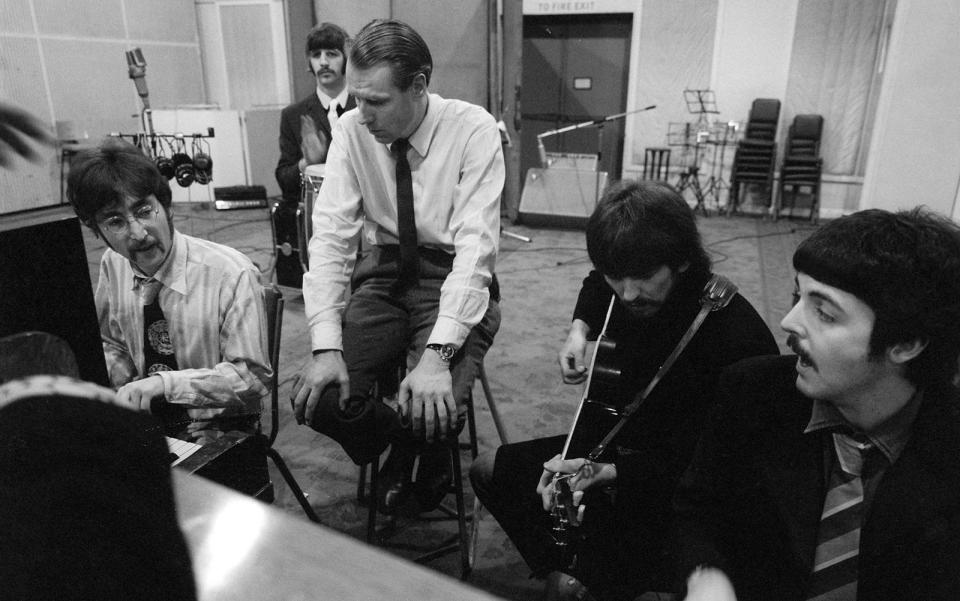 In den Abbey Road Studios, unter Aufsicht von Produzent George Martin (dritter von links), entstanden auf diese Weise eben nicht nur die großen Hits, sondern auch stil- und genreprägende Songs: etwa das psychedelische Stück "Tomorrow Never Knows", die orchestrale Pop-Sinfonie "A Day In The Life", die Proto-Metal-Nummer "Helter Skelter" und die Avantgarde-Toncollage "Revolution 9". (Bild: ARTE France / Apple Corps Ltd.)