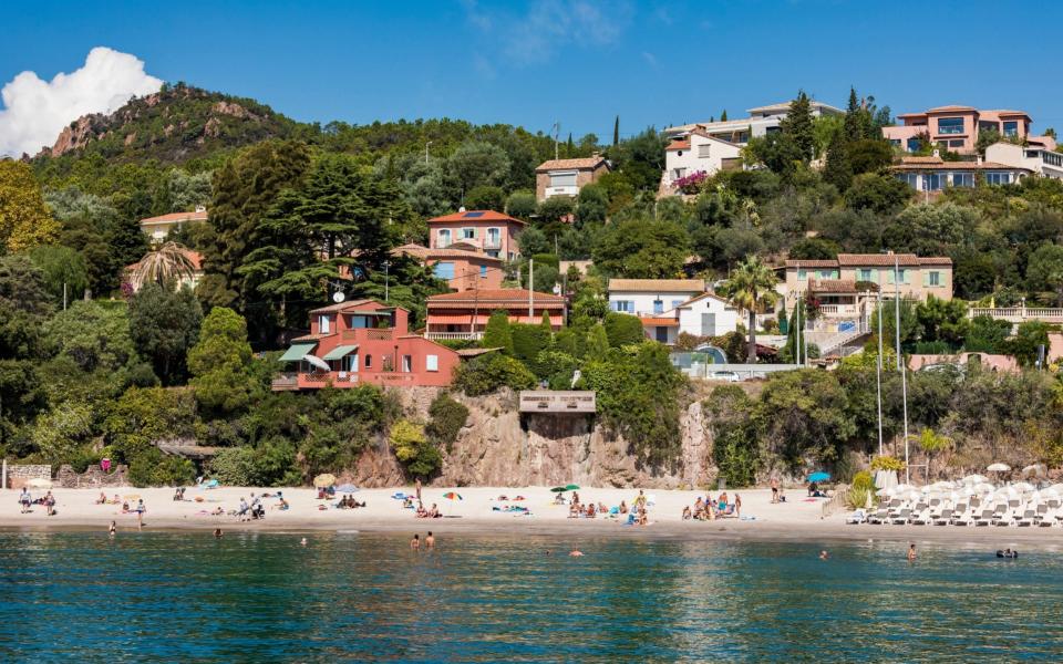 Theoule-sur-Mer, beach and holiday homes in Provence-Alpes-Cote d'Azur, France - https://www.alamy.com /Westend61 GmbH / Alamy Stock Photo