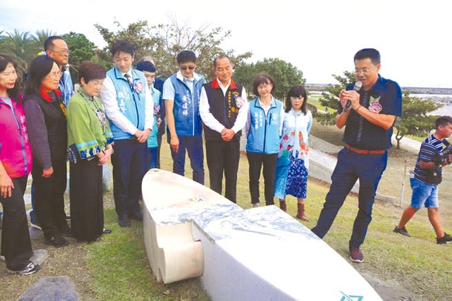 花蓮市和高千穗町締結姊妹市，公所委託藝術家打造石雕「同舟共渡」20日揭幕。（王志偉攝）