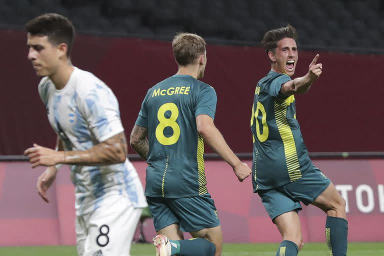 Lachlan Wales festeja el primer tanto del partido ante el lamento de Santiago Colombatto