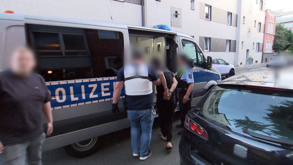 Die RTL-Reportage begleitete unter anderem eine großangelegte Razzia in Oberhausen, bei der des Online-Betrugs Verdächtigte festgenommen wurden.  (Bild: RTL)