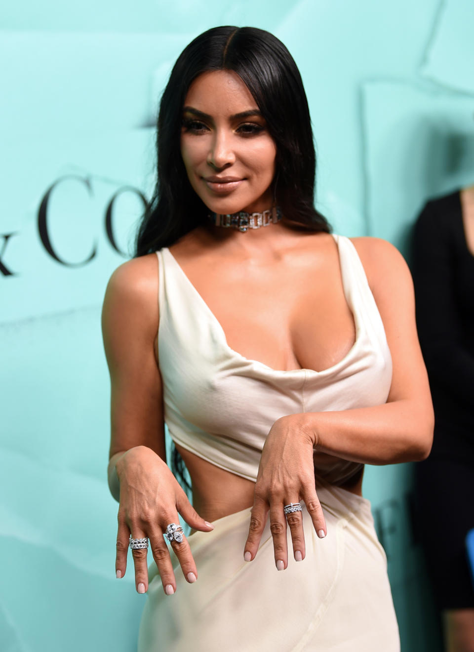 Trägt fast eine Million Dollar an den Fingern: Kim Kardashian führt die neuesten Kreationen vor. Und ihr Dekolleté. (Bild: Evan Agostini/Invision/AP)