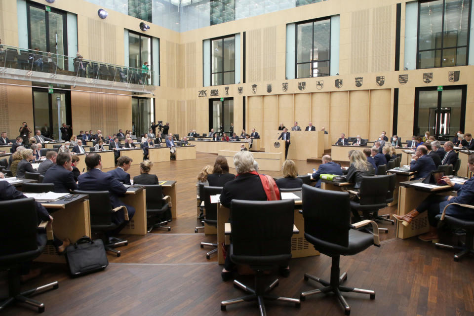 Abgeordnete der Länder nehmen im Bundesrat an der Debatte um das Energiesicherungsgesetz teil (Foto: Wolfgang Kumm/dpa)