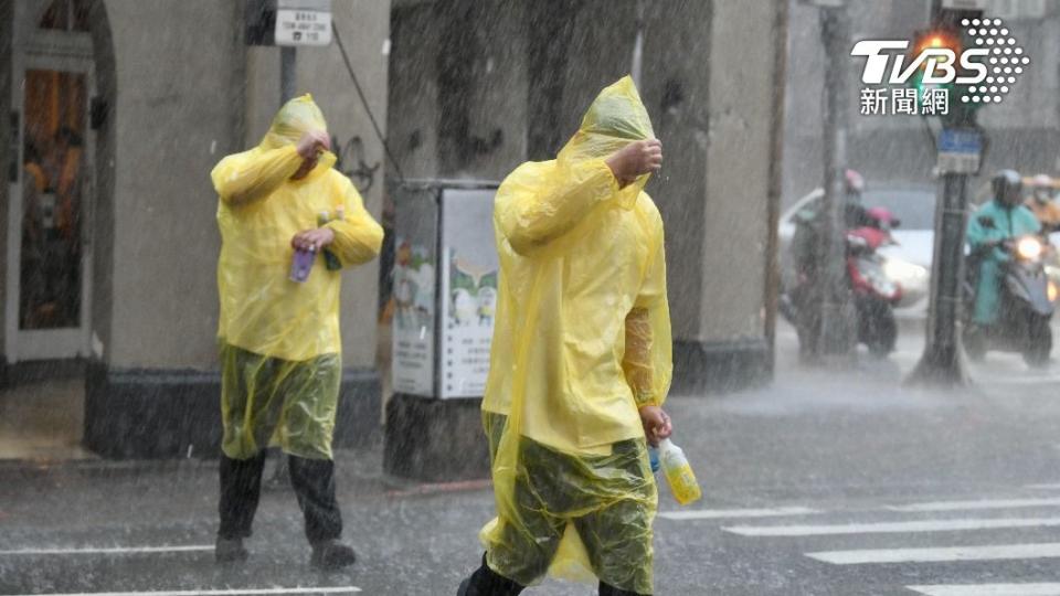 午後雨彈來襲。（圖／胡瑞麒攝）