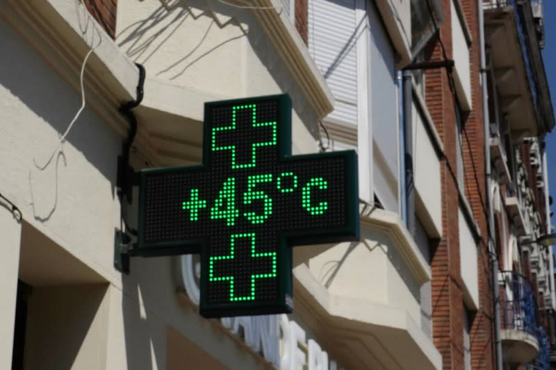 2022年7月19日，法國里爾的藥局氣溫顯示攝氏45度。（美聯社）