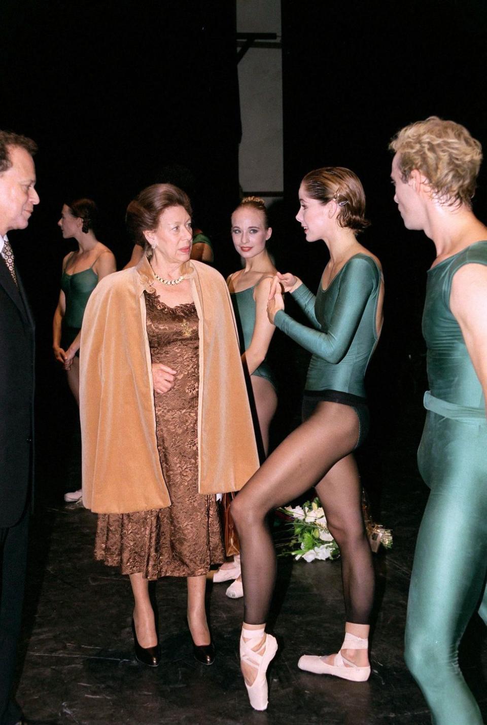 <p>Margaret engages in conversation with ballerina Darcey Bussell after a performance in 1998.</p>