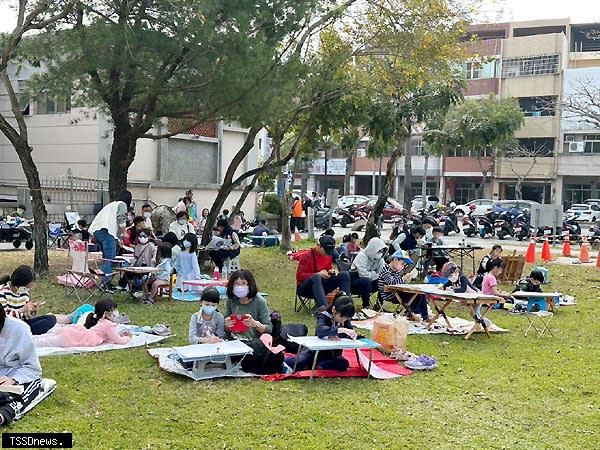 水岸花都草地音樂寫生會昨在葫蘆公園草地舉行不少家長帶孩子一起享受此一盛宴。（圖：陳清龍服務處提供）