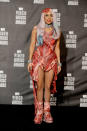 <p>Dieses Outfit ging in die Geschichte der VMAs ein. Das Kleid, die Kopfbedeckung und die Schuhe aus rohem Fleisch von Sängerin Lady Gaga sorgten noch Wochen nach der Preisverleihung für Kontroversen und Diskussionen. (Bild: AP Photo) </p>