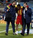 Barcelona's Neymar (C) is helped off the pitch after he was injured during the Spanish King's Cup soccer match against Getafe at Colisseum Alfonso Perez stadium in Getafe January 16, 2014. REUTERS/Sergio Perez