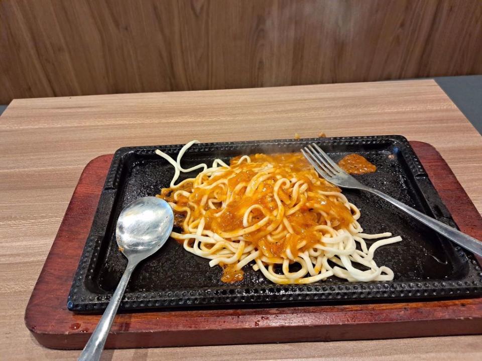 男網友控訴台南某牛排館吃鐵板麵120元，竟然連蛋都沒有，麵的份量也很少。(圖／爆廢1公社)