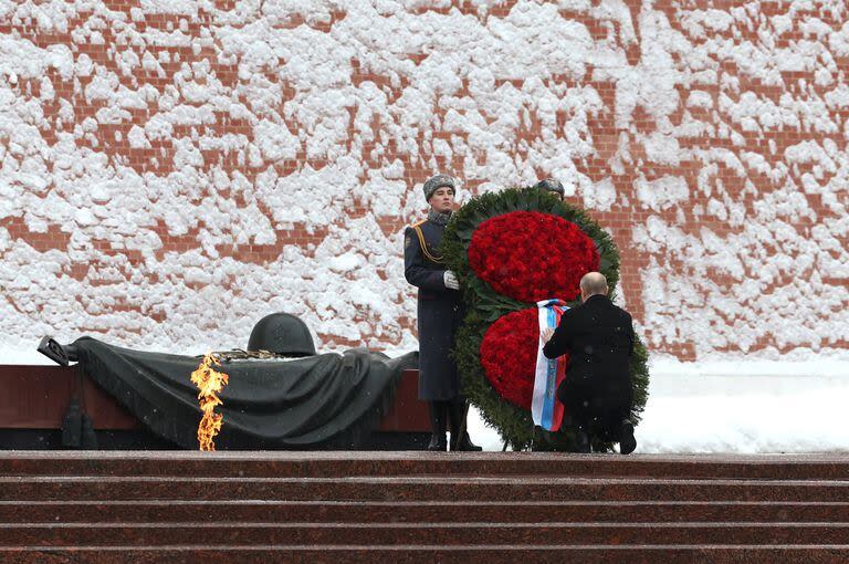 El presidente ruso Vladimir Putin participa en una ceremonia de colocación de coronas en la Tumba del Soldado Desconocido en el Jardín de Alejandro en el Día del Defensor de la Patria, en Moscú, Rusia, el viernes 23 de febrero de 2024. 