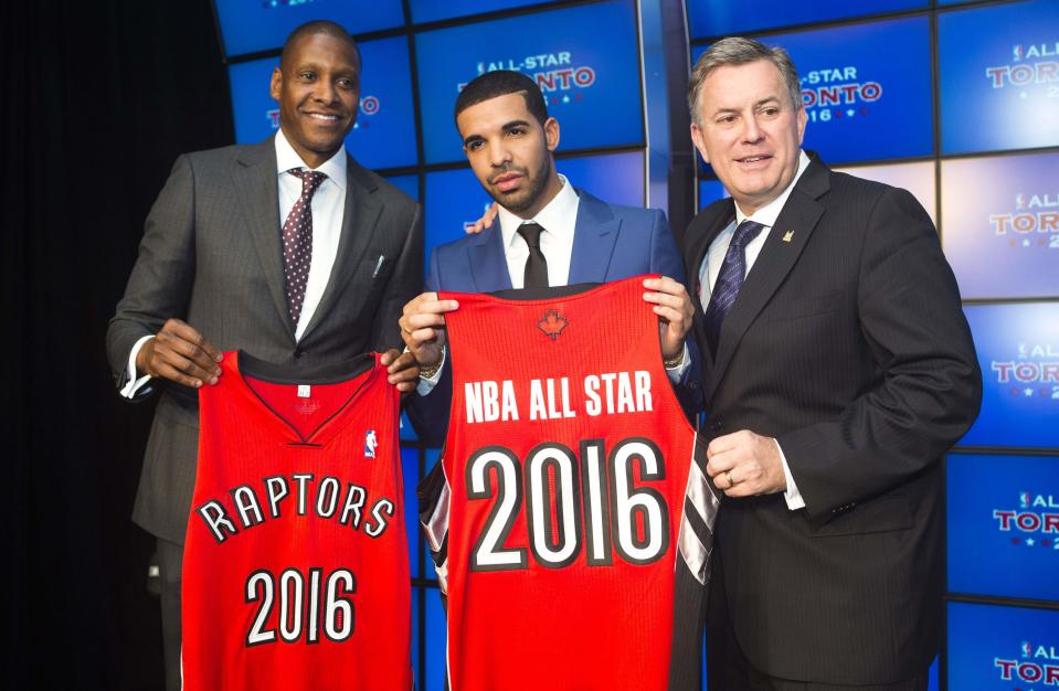 Toronto Raptors general manager Masai Ujiri (L), rapper Drake, and President and CEO of Maple Leaf Sports and Entertainment Tim Leiwekea (R) pose after an announcement that the Toronto Raptors will host the NBA All-Star game in Toronto, September 30, 2013. Toronto was selected as the host of the National Basketball Association's (NBA) 2016 All-Star Game, marking the first time the showcase event will be held outside of the United States, the league said on Monday. REUTERS/Mark Blinch (CANADA - Tags: SPORT BASKETBALL ENTERTAINMENT)