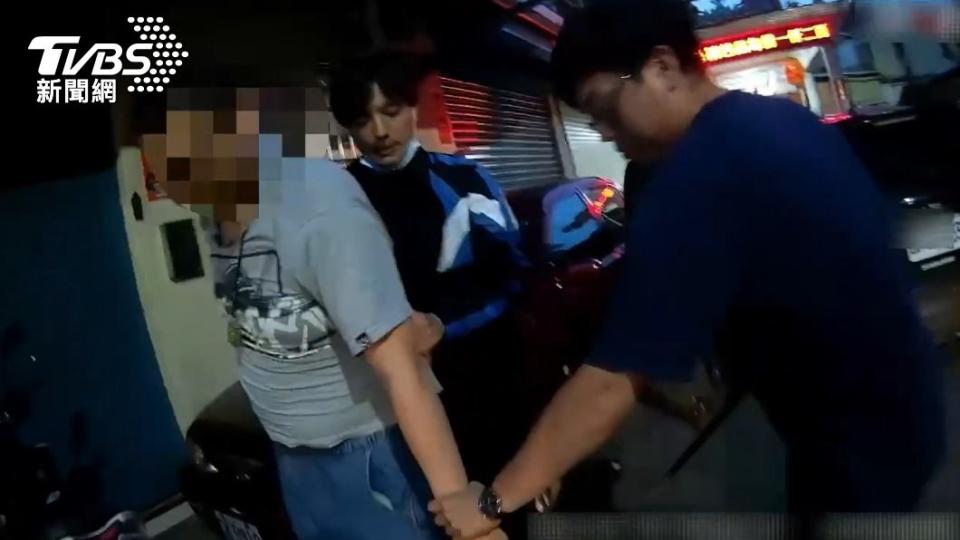 警方埋伏逮捕李姓毒販。（圖／TVBS）