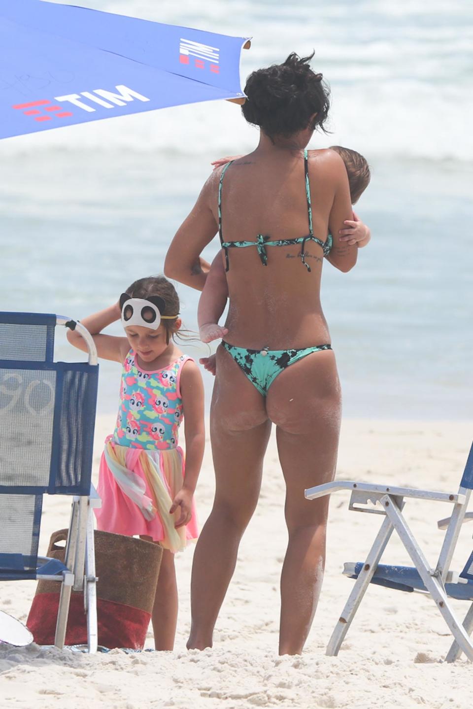 <p>Yanna Lavigne comeu uma marmita ao levar as filhas na praia no Rio de Janeiro (Foto: Dilson Silva/AgNews)</p> 