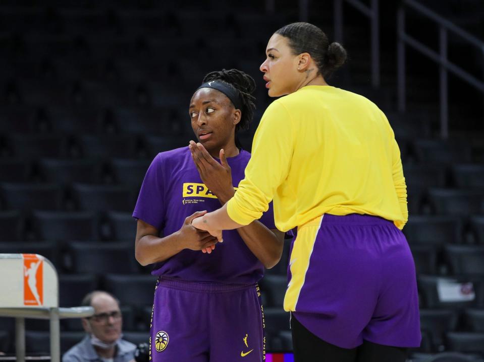 Nneka Ogwumike (left) and Liz Cambage.