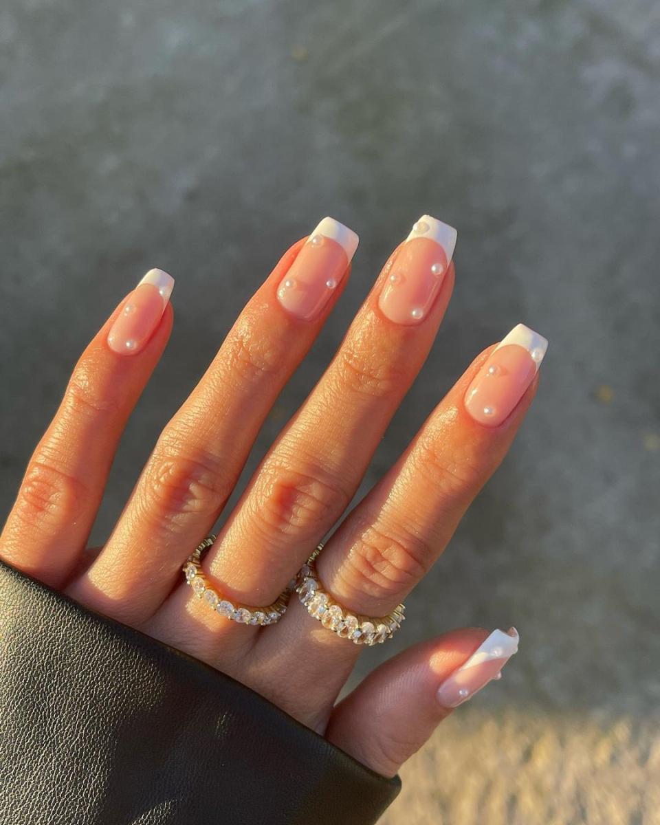 <h1 class="title">pearl applique bridesmaid nails</h1><cite class="credit">[@gelsbybry](https://www.instagram.com/gelsbybry/){: target="_blank"}</cite>