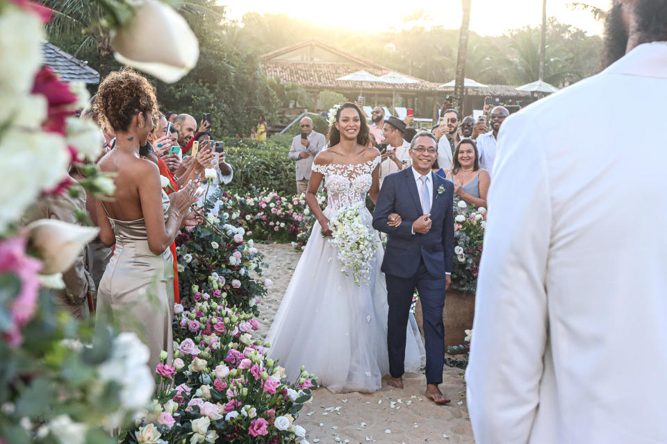 <p>Lais Ribeiro caminhando rumo ao noivo, Joakim Noah (Foto: Dilson Silva/AgNews)</p> 
