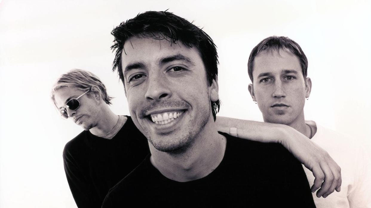  UNSPECIFIED - JANUARY 01: Photo of FOO FIGHTERS and Taylor HAWKINS and Dave GROHL and Chris SHIFLETT; Posed studio group portrait L-R Taylor Hawkins, Dave Grohl and Chris Shiflett, 362 (Photo by Mick Hutson/Redferns). 