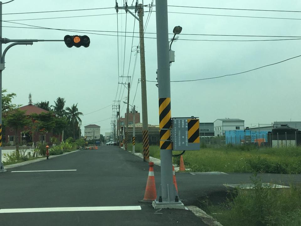 ▲交通局針對車流量多、狹小的路口規劃建置路附掛式小型交通號誌控誌器，有效改善交通秩序及提高安 全性。 （圖／南市交通局提供，2017.0831）