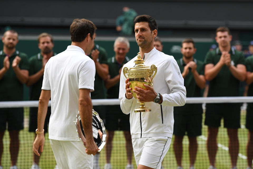 L’un des matchs de l’année. La finale de Wimbledon fut un combat haletant de 4h57 entre Roger Federer et Novak Djokovic. Le Serbe sauve deux balles de match avant de s’imposer dans le tie-break au cinquième set (7-6 [5], 1-6, 7-6 [4], 4-6, 13-12 [3]). (Crédit : Ben STANSALL / AFP)