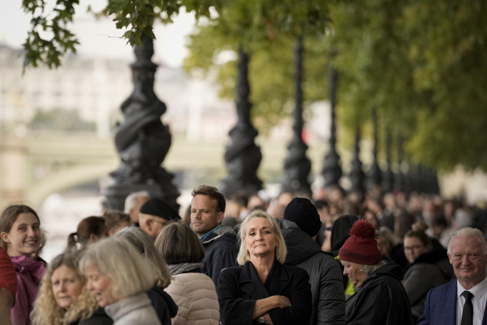 Personas formadas fuera del Palacio de Westminster para ser los primeros en despedirse de la reina Isabel II en Londres, el miércoles 14 de septiembre de 2022. Isabel II recibe honores de Estado de cuerpo presente en el Salón Westminster en el Palacio de Westminster en Londres. Los restos de la reina permanecerán en el salón hasta horas antes de su funeral de Estado el lunes. Se espera que acudan cientos de miles de personas a despedirse. (Foto AP/Andreea Alexandru)