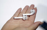 Los AirPods son otro de los grandes productos que Apple ha presentado en esta década. Lanzados en diciembre de 2016, marcaron el camino del éxito para los auriculares inalámbricos con tecnología Bluetooth, que cada vez cuentan con un mayor número de usuarios, pero además son de los más completos del mercado gracias a su gran número de funcionalidades. (Foto: Marcio Jose Sanchez / AP).