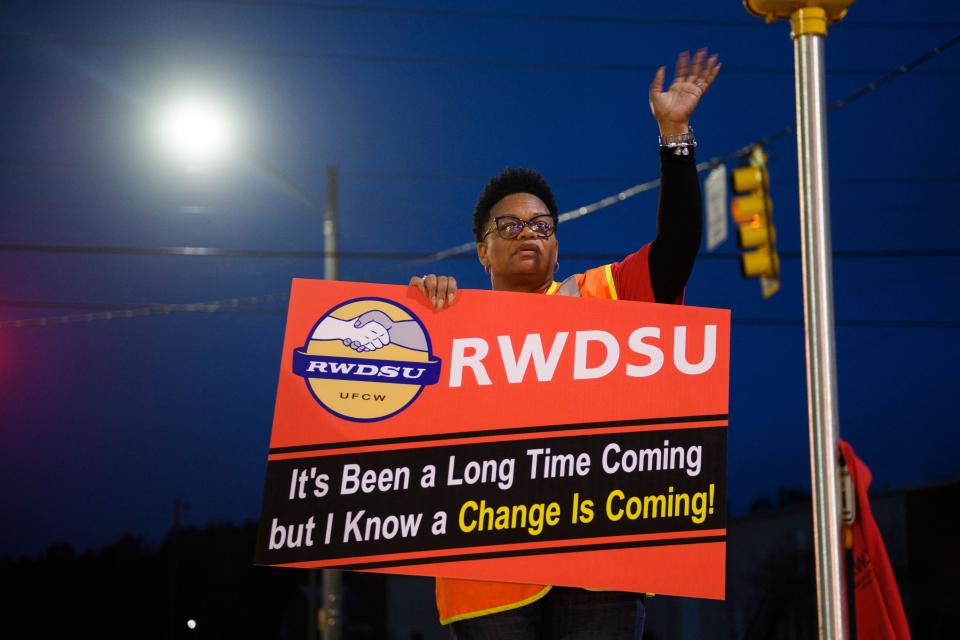 A union organizer waves to cars outside the Amazon fulfillment center in Bessemer, Alabama, during the union election. (Photo: PATRICK T. FALLON via Getty Images)