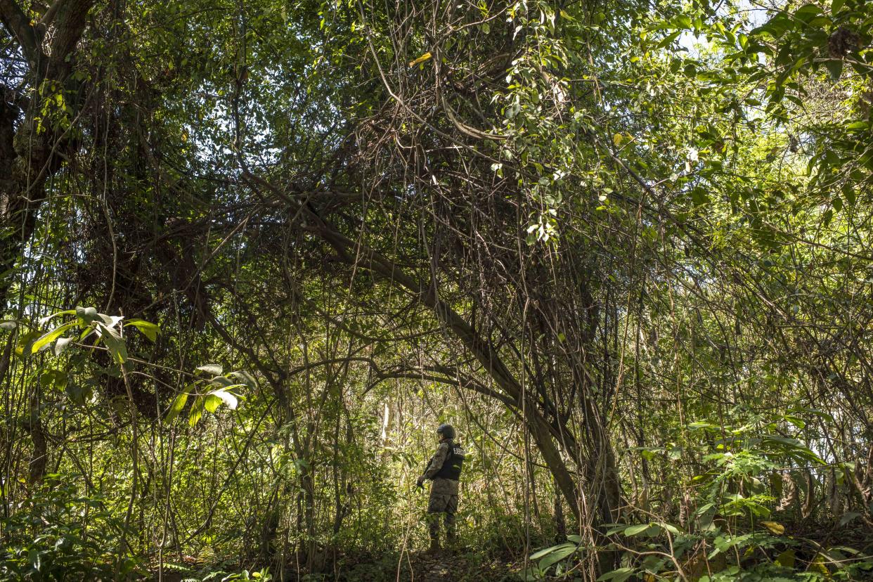 Un grupo de soldados patrulla una de las principales calles de Soyapango, El Salvador. (Daniele Volpe/The New York Times)