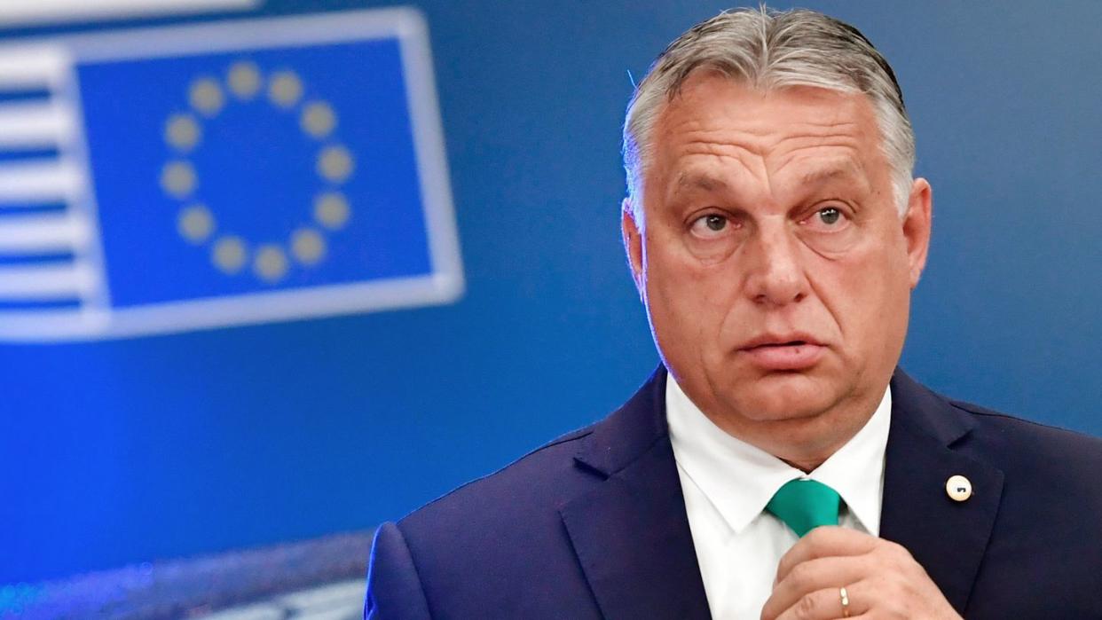 Ungarns Ministerpräsident Viktor Orban trifft zum EU-Gipfel im Gebäude des Europäischen Rates ein.