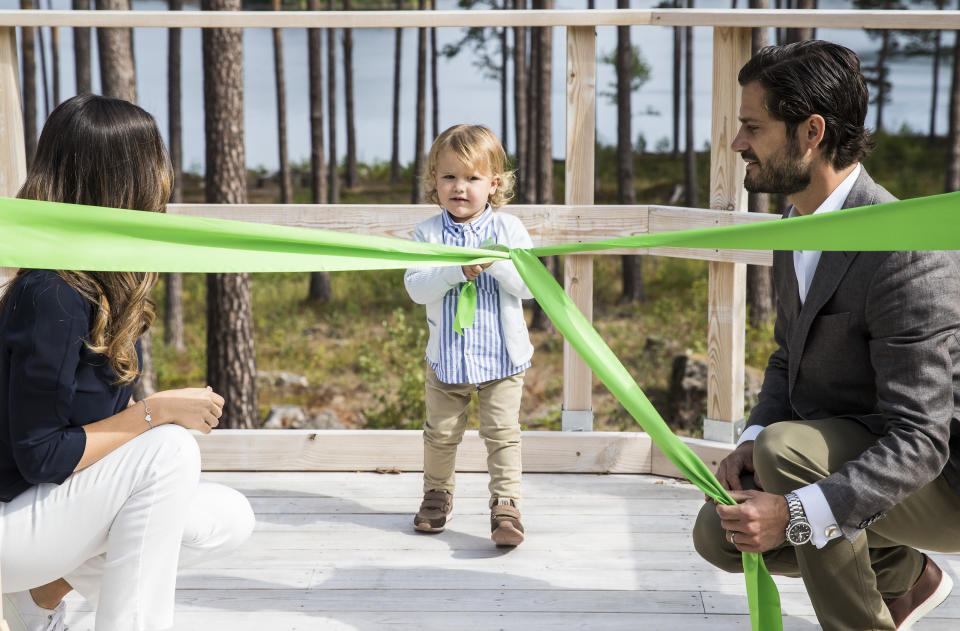 <p>Die schwedische Königsfamilie bei einem Besuch des Naturreservats Nynäs: Der zwei Jahre alte Prinz Alexander reiste mit seinen Eltern Prinz Carl Philip und Prinzessin Sofia an Schwedens Südostküste, um sein Taufgeschenk einzuweihen. Er hatte einen Wanderpfad mit über 250 Pflanzenarten und eine Aussichtsplattform im Reservat geschenkt bekommen. (Bild: Michael Campanella/Getty Images) </p>