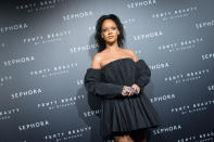 <p>Rihanna lució muy guapa y sexy con este vestido en el lanzamiento de la línea Fenty Beauty By Rihanna Paris de Sephora en París, Francia, pero a algunos fans no les gustó/ Getty Images </p>