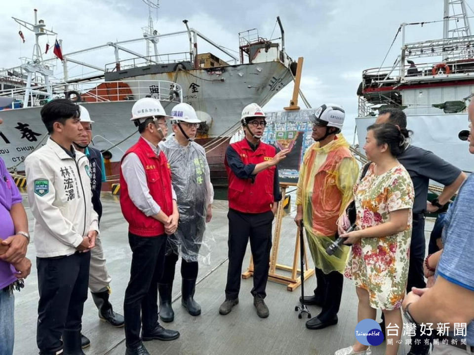 ▲因應山陀兒颱風，陳其邁視察前鎮漁港內大型遠洋漁船防颱纜繩加固情形。