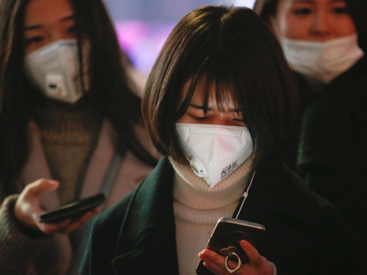 women china phone face masks pollution