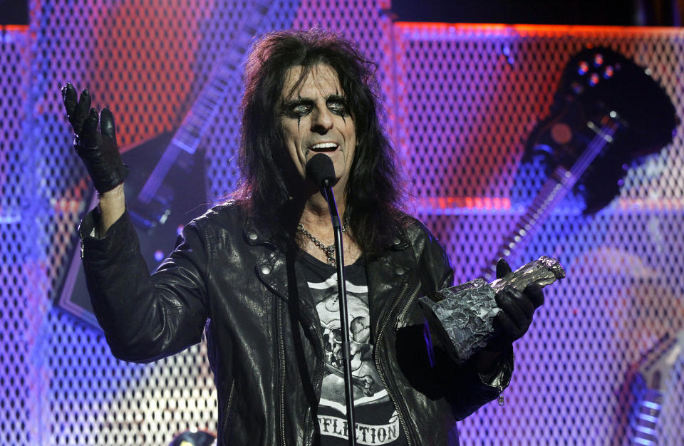 Alice Cooper accepts The Golden God award at the 3rd annual Golden Gods awards in Los Angeles April 20, 2011.  REUTERS/Mario Anzuoni (UNITED STATES - Tags: ENTERTAINMENT)