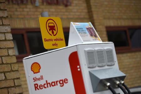 Electric car charging points are seen at the Holloway Road Shell station where Shell is launching its first fast electric vehicle charging station in London, Britain October 18, 2017. REUTERS/Mary Turner