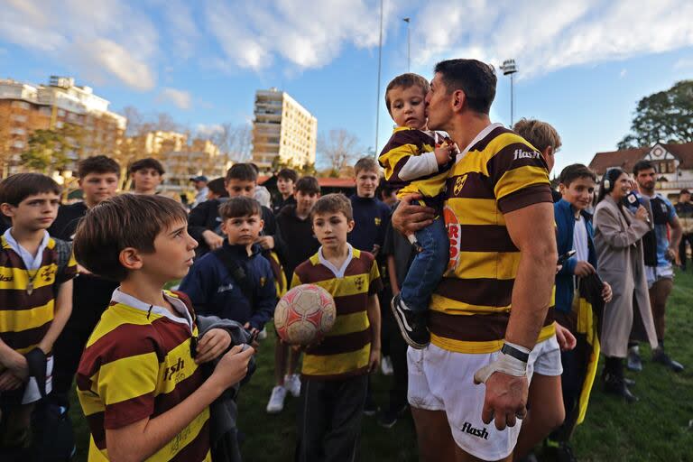 Los niños lo rodean, admirándolo; luego de diez años, Tomás Cubelli volvió a su primer amor, Belgrano, que toma distancia en la vanguardia del Top 12 de URBA.