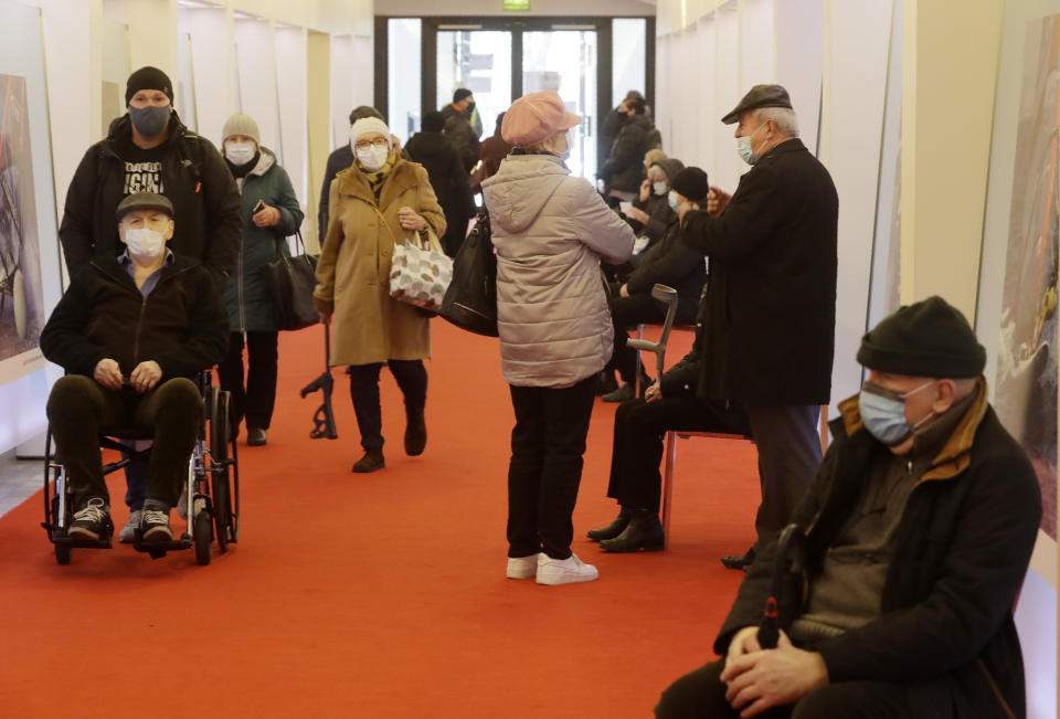 Varias personas llegan a recibir su vacuna contra el COVID-19 el miércoles 7 de abril de 2021 en un centro temporal de inoculación en el Estadio Nacional, en Varsovia, Polonia. (AP Foto/Czarek Sokolowski)