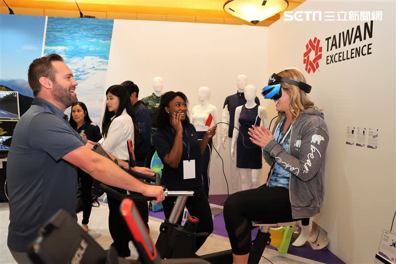 美國民眾騎乘岱宇SOLE Fitness飛輪，同時戴上VR眼鏡俯瞰台灣各地精緻美景。（圖／貿協提供）