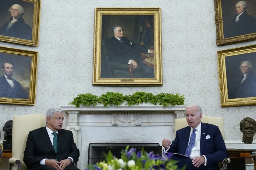 El presidente Joe Biden, derecha, se reúne con su homólogo mexicano Andrés Manuel López Obrador, izquierda, en la Oficina Oval de la Casa Blanca, el martes 12 de julio de 2022, en Washington. (AP Foto/Susan Walsh)